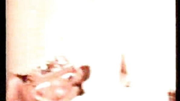 A 뜨거운 갈색 머리 shakes 그녀의 큰 나귀 과 큰 형사 plugs 그것