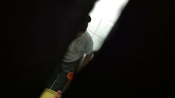 젊 유럽 여자 열 주변 두꺼운 수탉